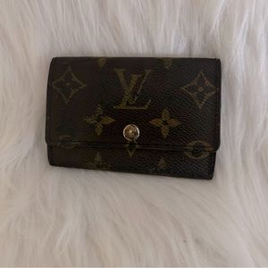 Authentic Louis Vuitton 6 Key Cles